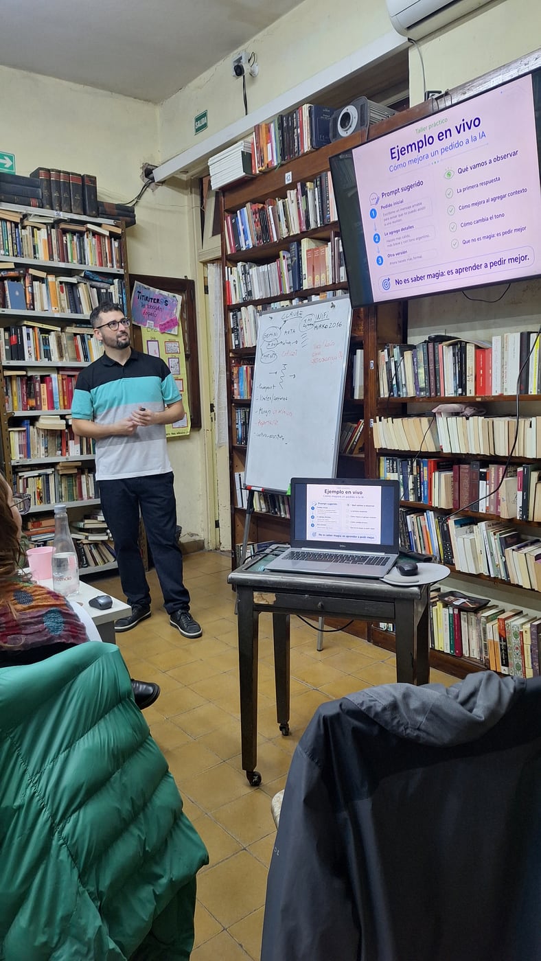 Explicación práctica durante el taller en la Biblioteca Popular Pueyrredón