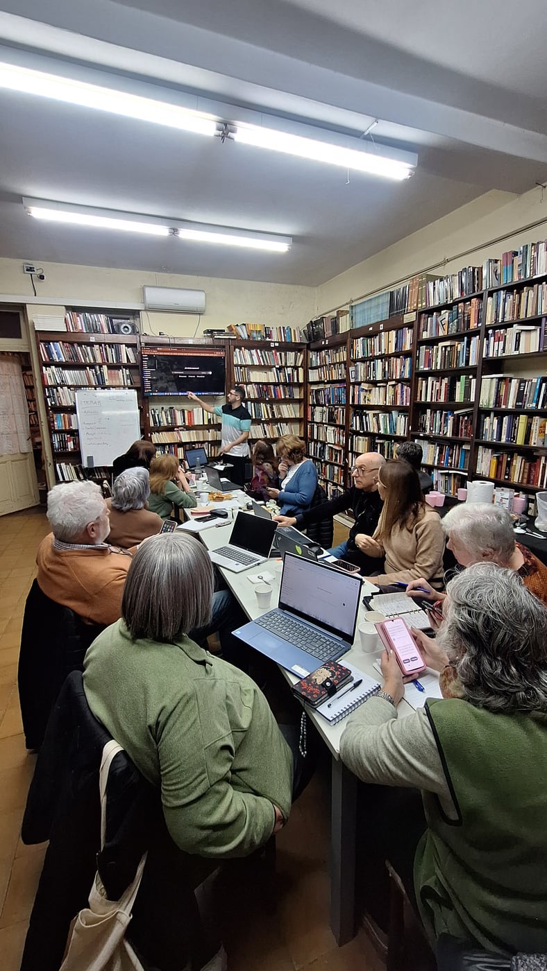 Participantes trabajando con sus equipos durante el taller en la Biblioteca Popular Pueyrredón