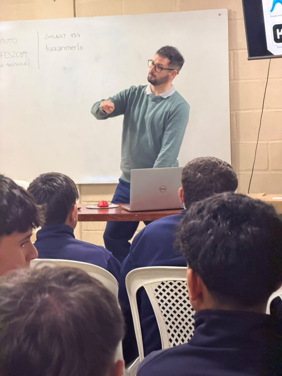 Explicación en vivo durante el taller de inteligencia artificial en Olaeta
