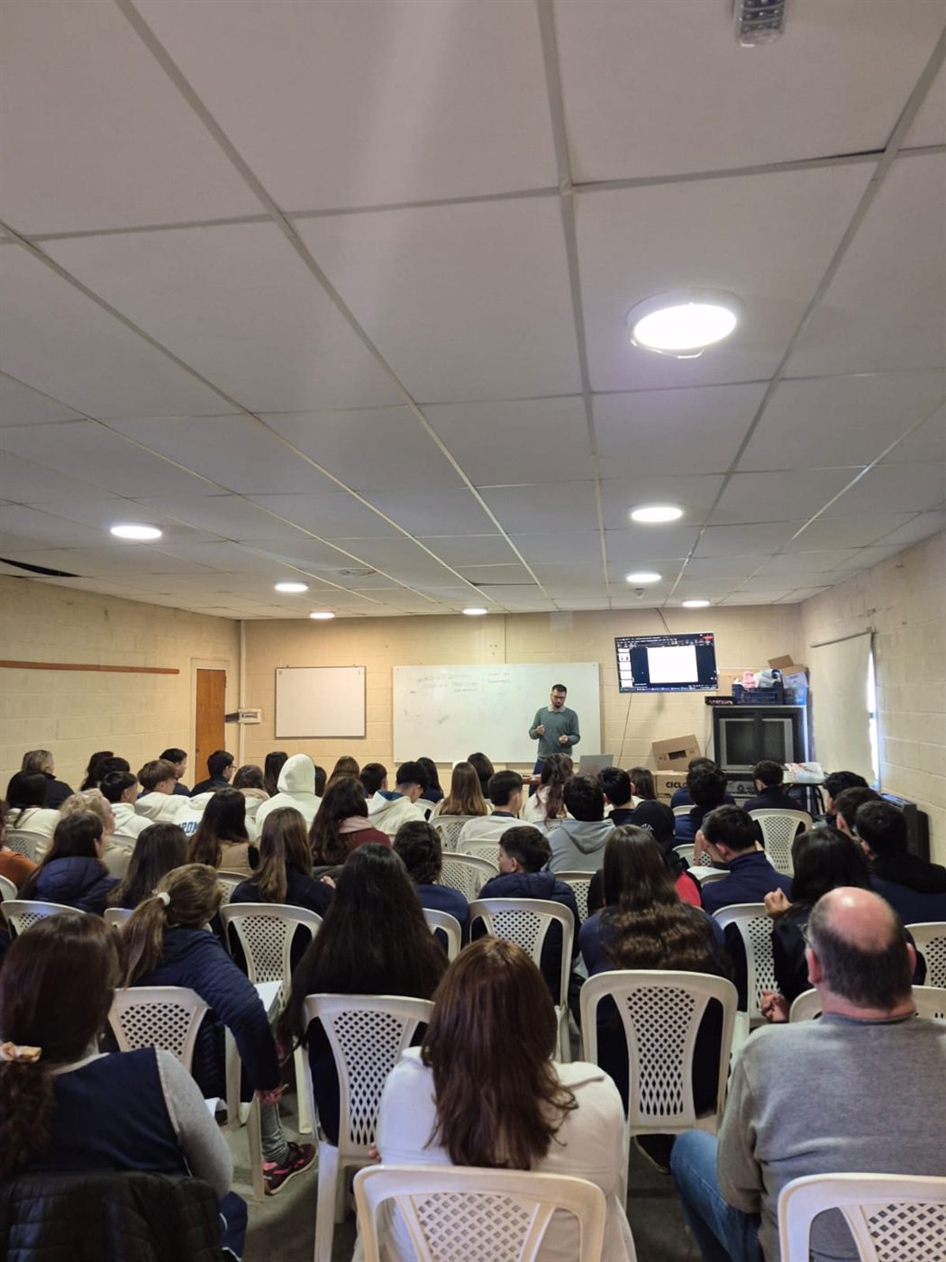 Sala completa durante el taller de inteligencia artificial en Olaeta, Córdoba